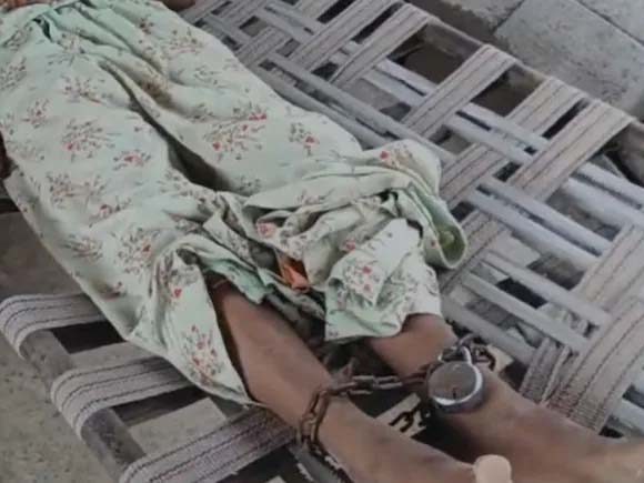 3 महीने से जंजीरों में जकड़ी युवती का वीडियो वायरल, अधिकारी मौके पर पहुंचे तो सामने आई हकीकत
